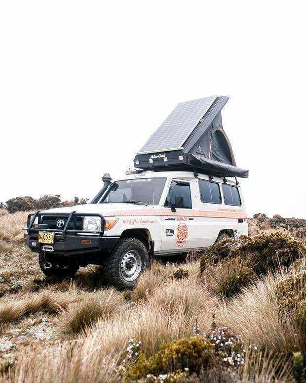 Land Cruiser 78 acampado en el páramo
