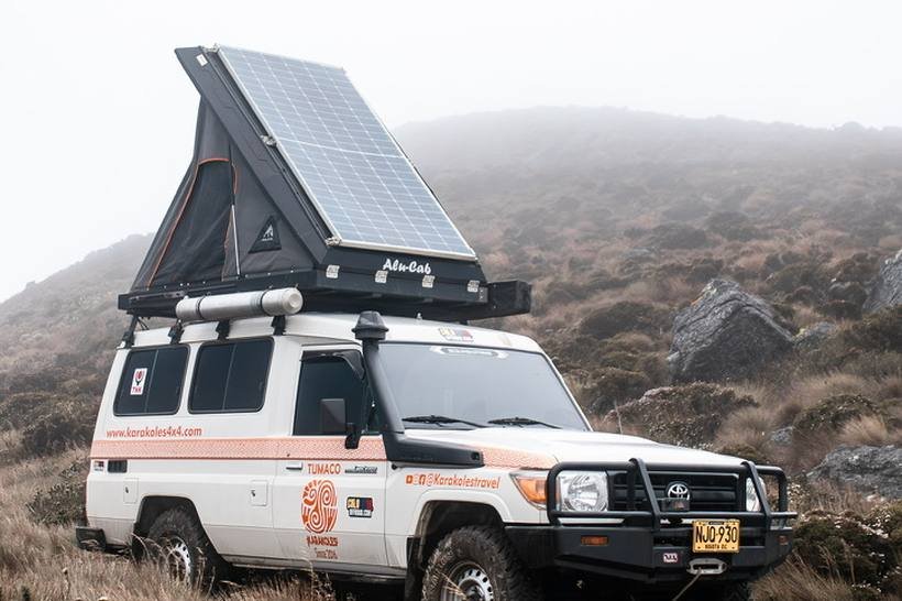 Land Cruiser 78 con la carpa de techo abierta en el páramo
