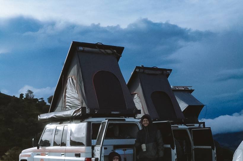 Land Cruiser acampados al anochecer