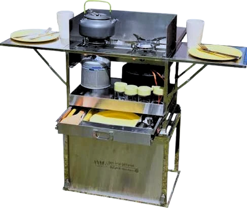 Cajón de cocina abierto con estufa, ollas y utensilios