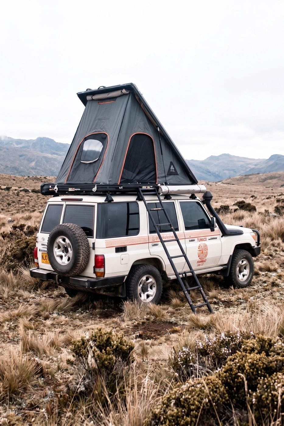 Land Cruiser de Karakoles acampado en el páramo, con la carpa de techo abierta y la escalera desplegada