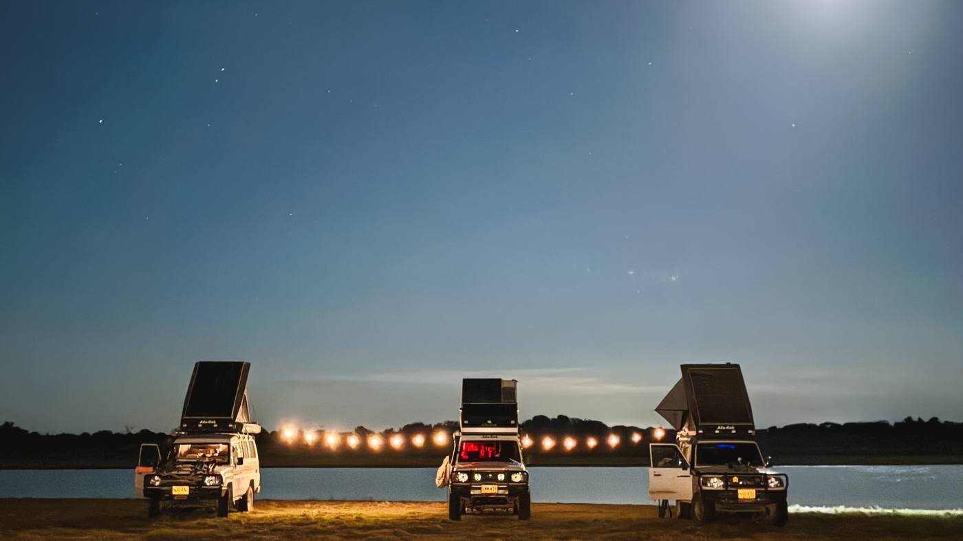 Campamento nocturno junto a una laguna en los Llanos