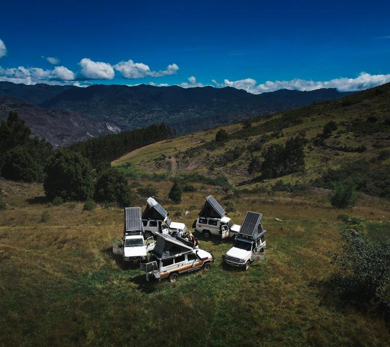 Cuatro Land Cruiser acampados en el valle, vistos desde el aire
