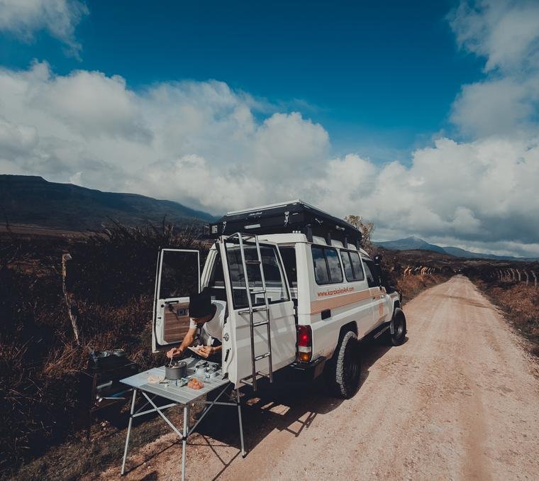 Land Cruiser en la trocha hacia Chingaza, con el campamento montado