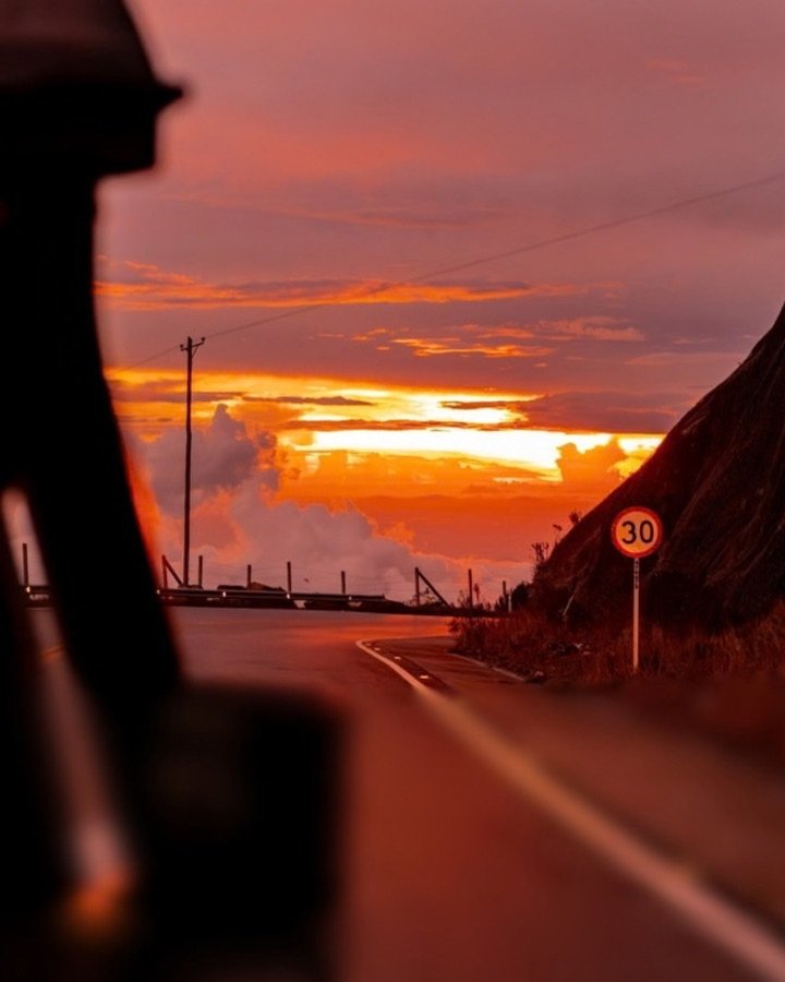 Sonnenuntergang über der Straße
